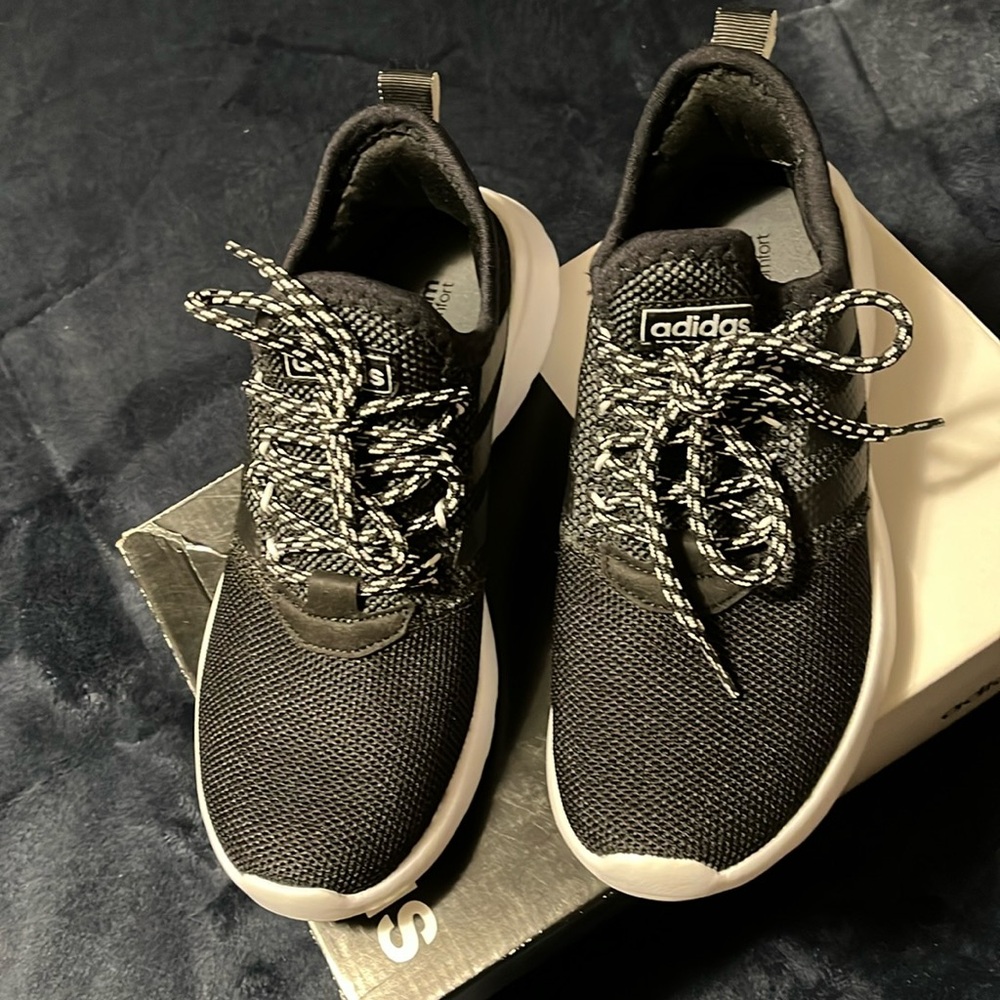 NWOT size 7.5 Adidas Runners